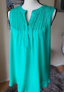 Gorgeous green sleeveless blouse 💚